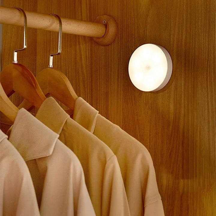 Luminária LED Noturna Recarregável com Sensor de Movimento USB
