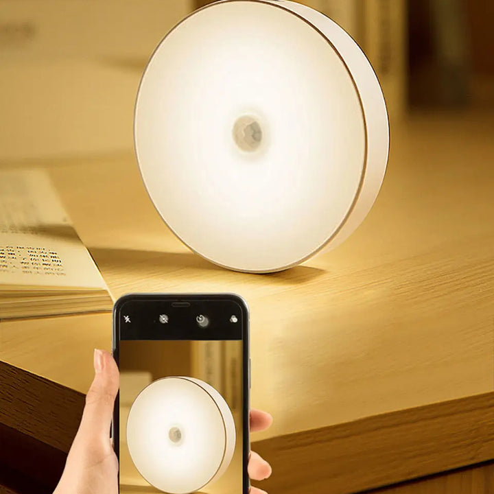 Luminária LED Noturna Recarregável com Sensor de Movimento USB